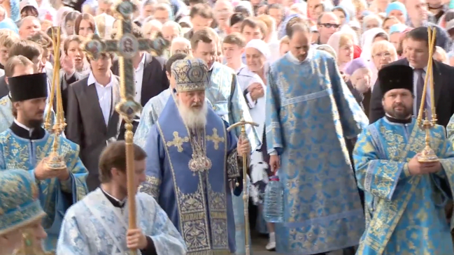 Patriarcha Kirill při náboženském procesí na Chrámovém náměstí Kremlu